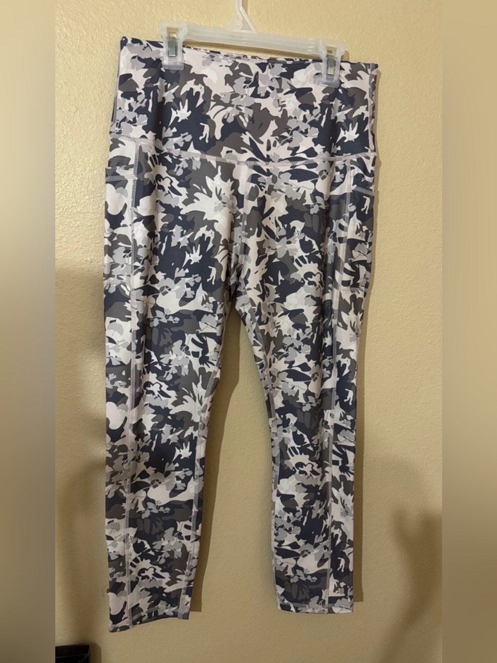 Legend High-Waist Skinny Leggings in Gray Floral Camo L NWT